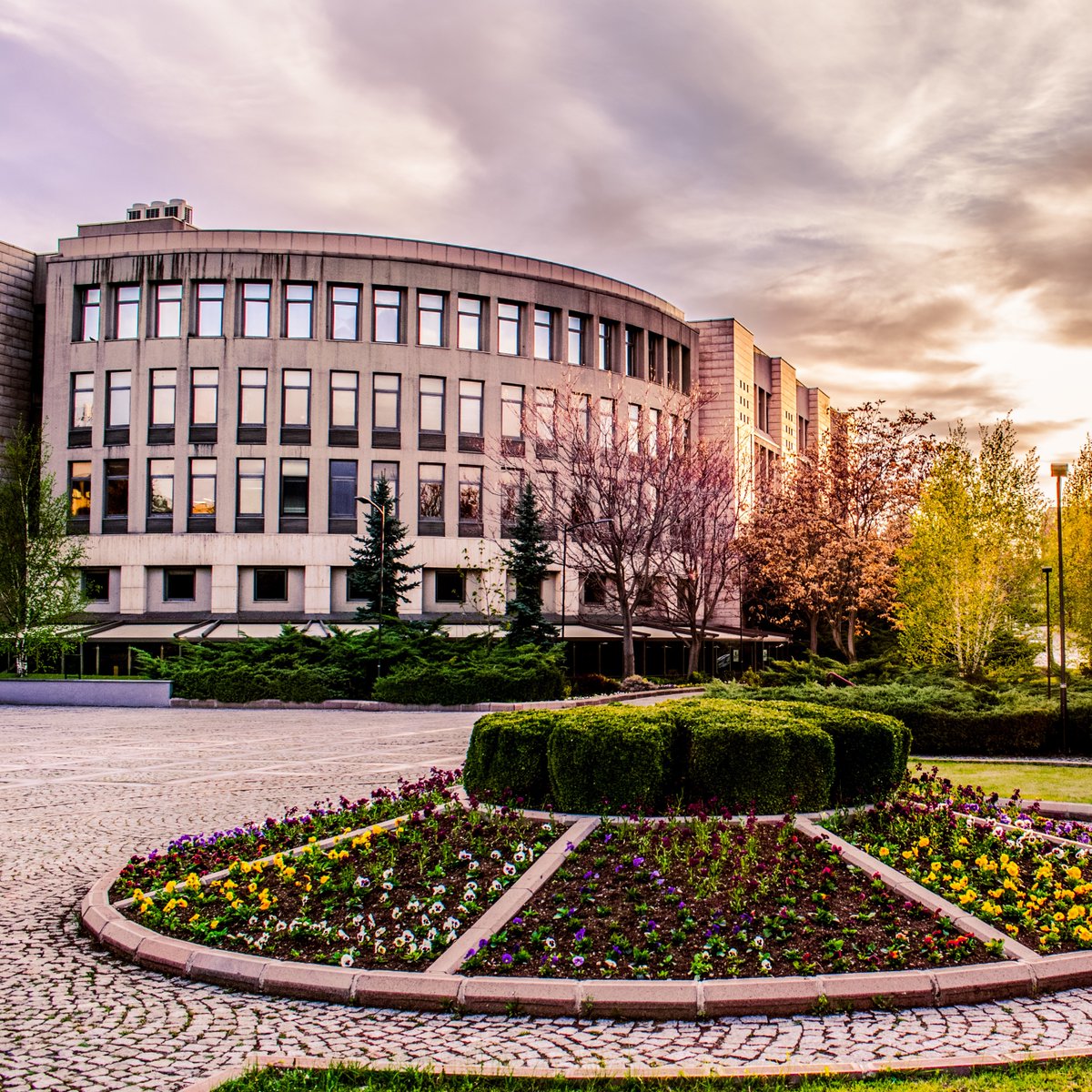 💸 Bilkent Üniversitesi'nde 2025-2026 eğitim yılı için tüm bölümlerin yıllık ücreti 950.000 TL olarak açıklandı. 

#BilkentÜniversitesi #ÜniversiteÜcretleri #YKS2025 #ÜniversiteTercihi #VakıfÜniversiteleri #EğitimMaliyeti