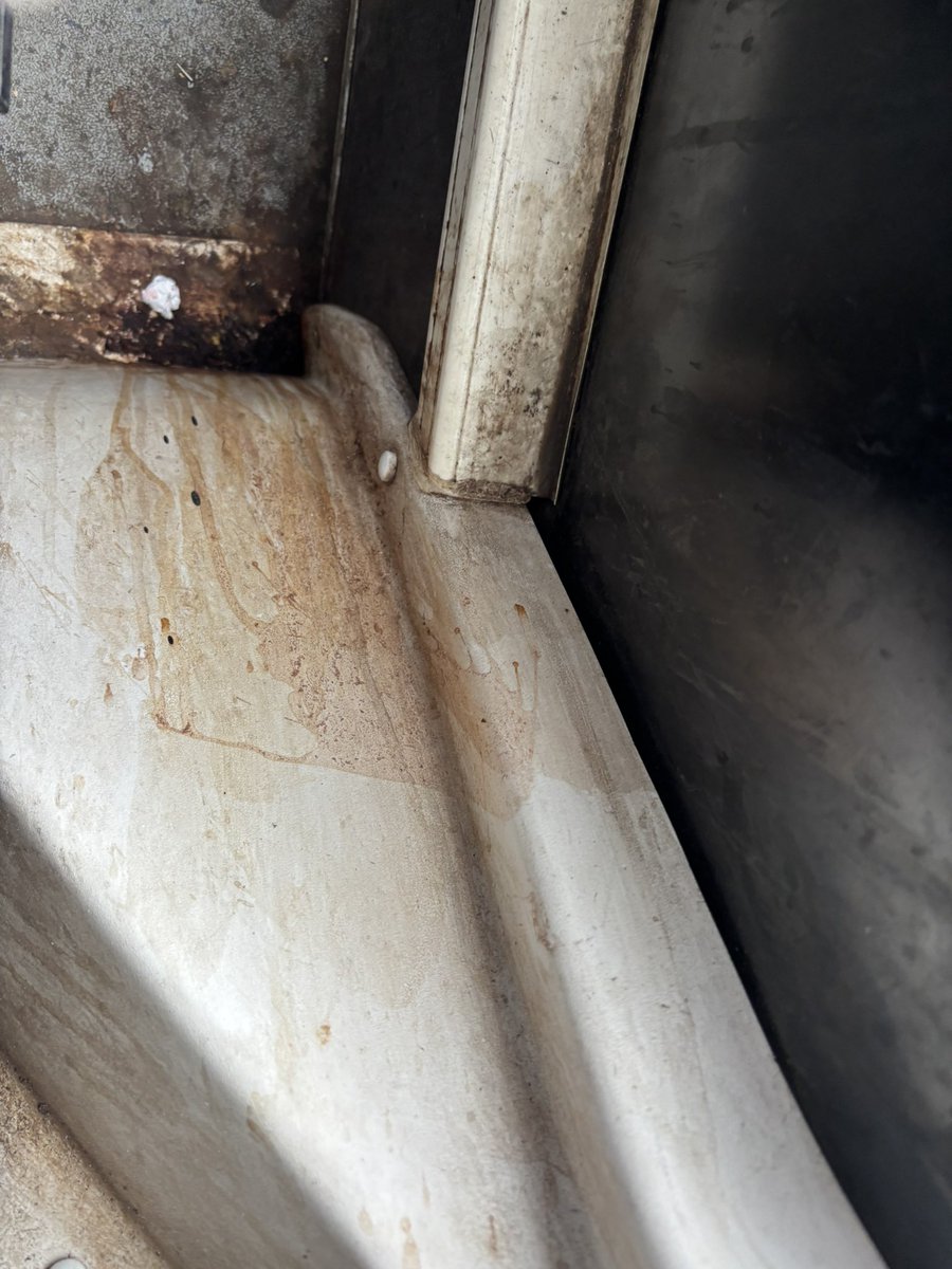 BesuraTaansane's tweet image. A sorry tale of two contrasting experiences: 

1)Pathetic state of Vile Parle station where some harebrained engineer has designed this natural rain shower 🤬🤬

2)A nice new AC bus filled with pan stains 

Either ways the honest law abiding customer suffers either because of