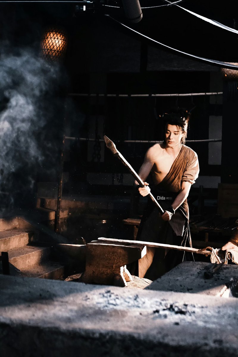 WangHediFolder's tweet image. 250721 #DylanWang in Hengdian filming #SongQianji’s blacksmith scenes, where he's forging a weapon (in the novel it's for his friend). 🗡️🫠
©️ LoveIs & Dida
#LiveLongandProsper #WangHedi #王鹤棣 #咸鱼飞升