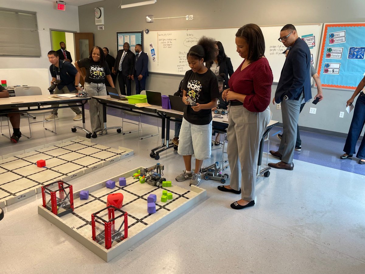 Technical_ly's tweet image. DC middle schoolers are building robots on summer break technical.ly/workforce/dc-s…