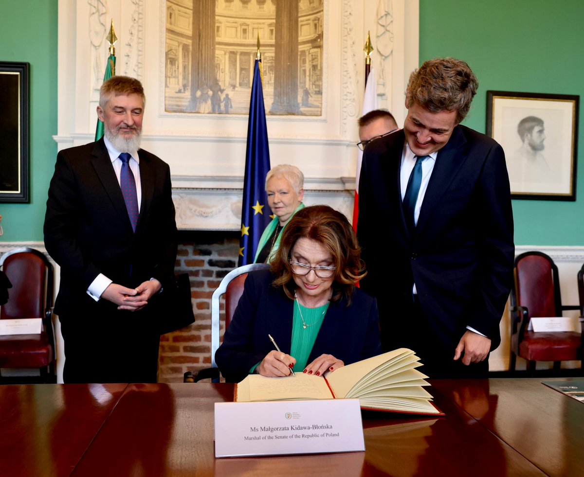 OireachtasNews's tweet image. In April, Cathaoirleach of Seanad Éireann, Senator Mark Daly, met with Ms Małgorzata Kidawa-Błońska, Marshal of the Senate of the Republic of Poland, where she also signed the Distinguished Visitors’ book. #SeeForYourself
Photos: bit.ly/42Eqs8N