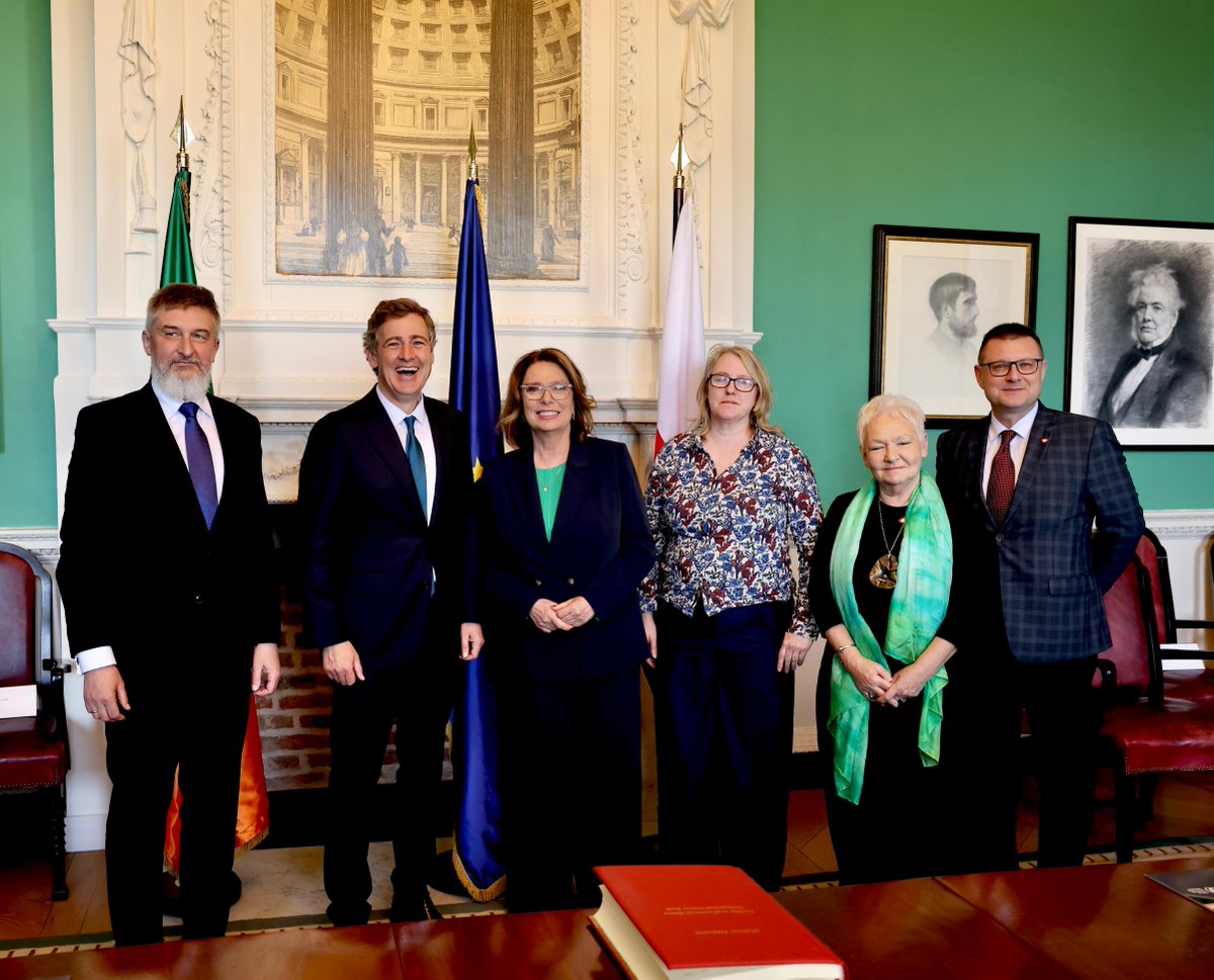 OireachtasNews's tweet image. In April, Cathaoirleach of Seanad Éireann, Senator Mark Daly, met with Ms Małgorzata Kidawa-Błońska, Marshal of the Senate of the Republic of Poland, where she also signed the Distinguished Visitors’ book. #SeeForYourself
Photos: bit.ly/42Eqs8N