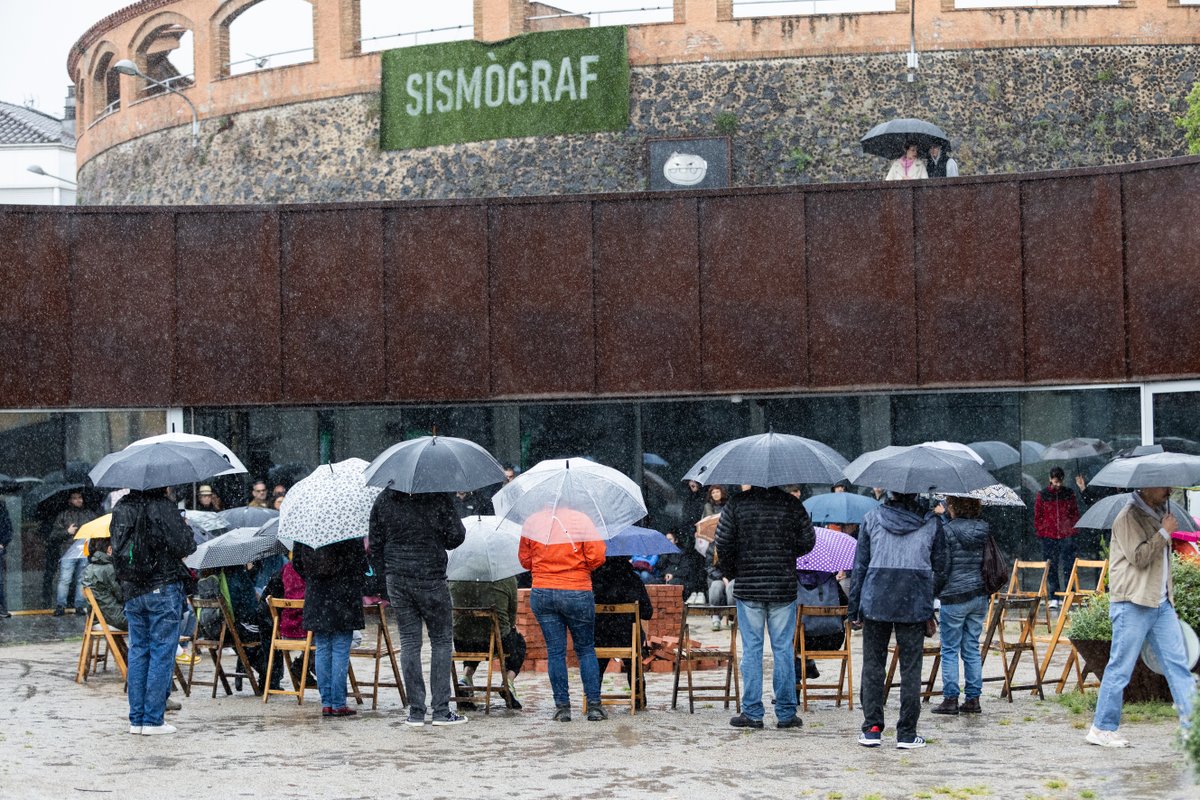 👣🌱 Així són els espectadors del Sismògraf

Curiosos, observadors, atents, fidels i sensibles al moviment. Tant si plou com si el sol escalfa amb força, res els atura per gaudir del festival.

👀 I tu, amb quin adjectiu els descriuries? Ens n'hem deixat algun?