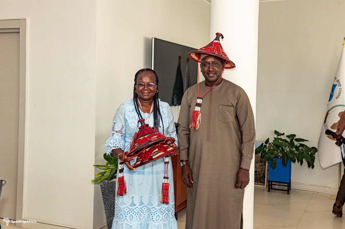 SpeakUpAfrica1's tweet image. Ce moment fort a été marqué par l’engagement du Ministre de l’Hydraulique et de l’Assainissement du Sénégal &amp;amp; Président de l’#AMCOW Dr. @cheikhtdieye, qui s’est engagé à porter cette initiative auprès de ses homologues ministres ! 

Un vrai moteur pour faire bouger les lignes 👏