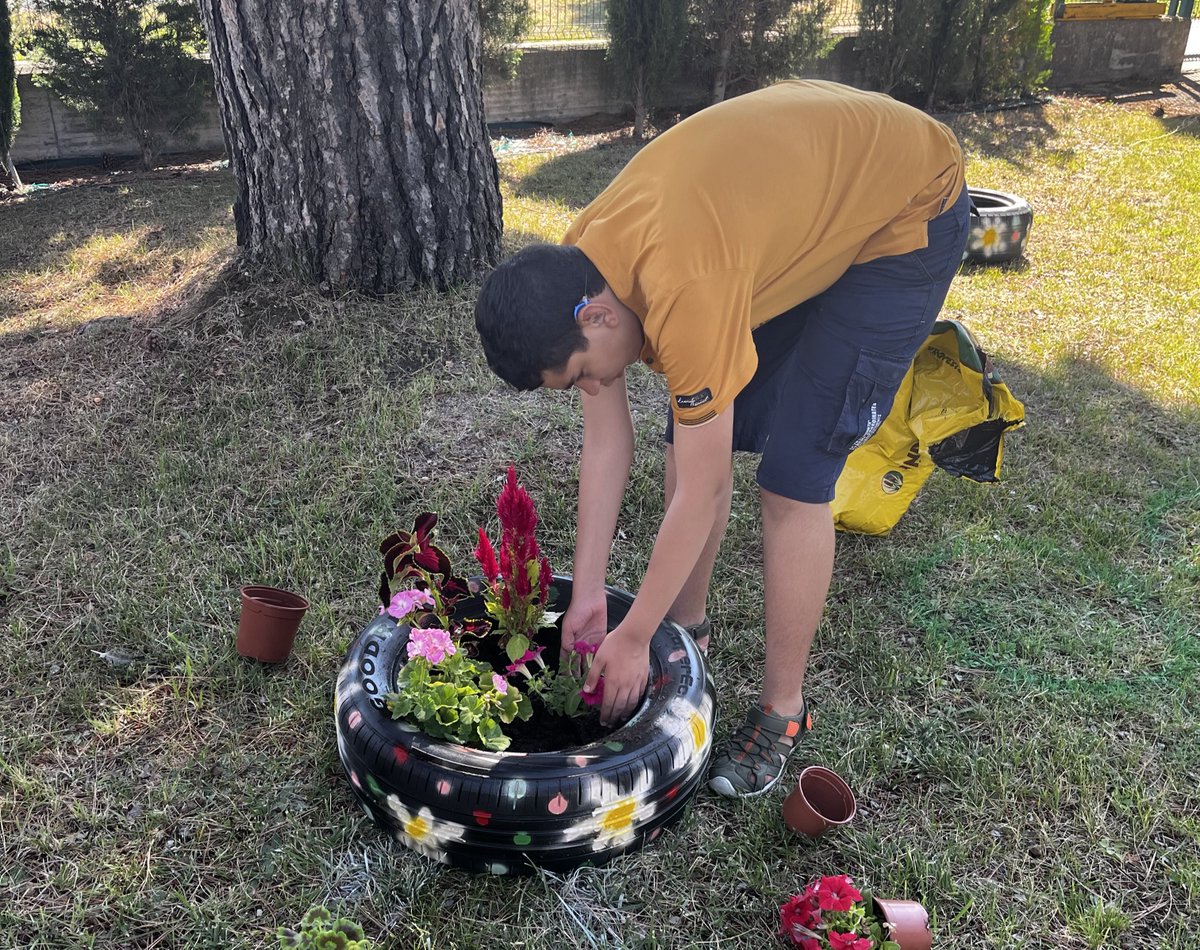 Autismo Burgos (@autismo_burgos) on Twitter photo 🔵¡Así estamos disfrutando en los campamentos urbanos del CEE #ElAlba de Autismo Burgos!
👉🏼Nos hemos puesto manos a la obra decorando el jardín con plantas y pintando ruedas recicladas.
💙¡El verano también se vive aprendiendo y creando juntos!
#EducaCyL <a href="/educacyl/">Educación JCyL</a> 🔵¡Así estamos disfrutando en los campamentos urbanos del CEE #ElAlba de Autismo Burgos!
👉🏼Nos hemos puesto manos a la obra decorando el jardín con plantas y pintando ruedas recicladas.
💙¡El verano también se vive aprendiendo y creando juntos!
#EducaCyL <a href="/educacyl/">Educación JCyL</a>
