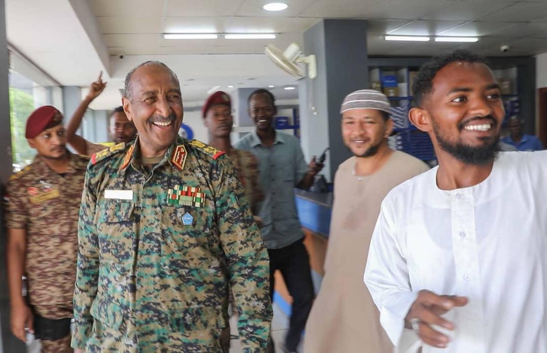 🔴رئيس مجلس السيادة القائد العام للقوات المسلحة يتفقد سوق السجانة بالخرطوم، ويقف على عمليات إعادة البناء والإعمار