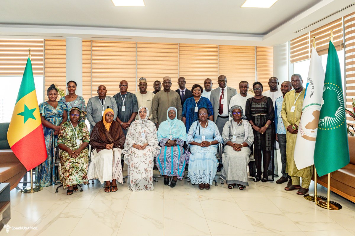 SpeakUpAfrica1's tweet image. Ce moment fort a été marqué par l’engagement du Ministre de l’Hydraulique et de l’Assainissement du Sénégal &amp;amp; Président de l’#AMCOW Dr. @cheikhtdieye, qui s’est engagé à porter cette initiative auprès de ses homologues ministres ! 

Un vrai moteur pour faire bouger les lignes 👏