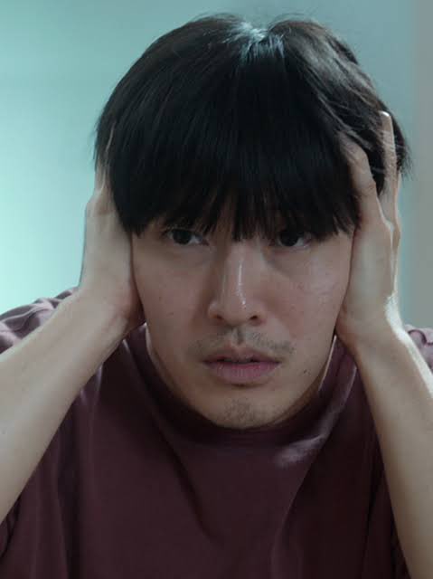 TABECHAUYO's tweet image. 金なし騒音あり地獄スリラー『84㎡』カン・ハヌルの演技が迫真すぎて、恐怖と笑いの両方を突き詰めてて凄かった。ハヌルが警察に勾留、しかし家売って作った頭金を全賭けした仮想通貨をあと数分で売り抜かないと死ぬ!!って時に見せる目の毛細血管ぜんぶ爆発するんじゃないかっていう顔、必見です。