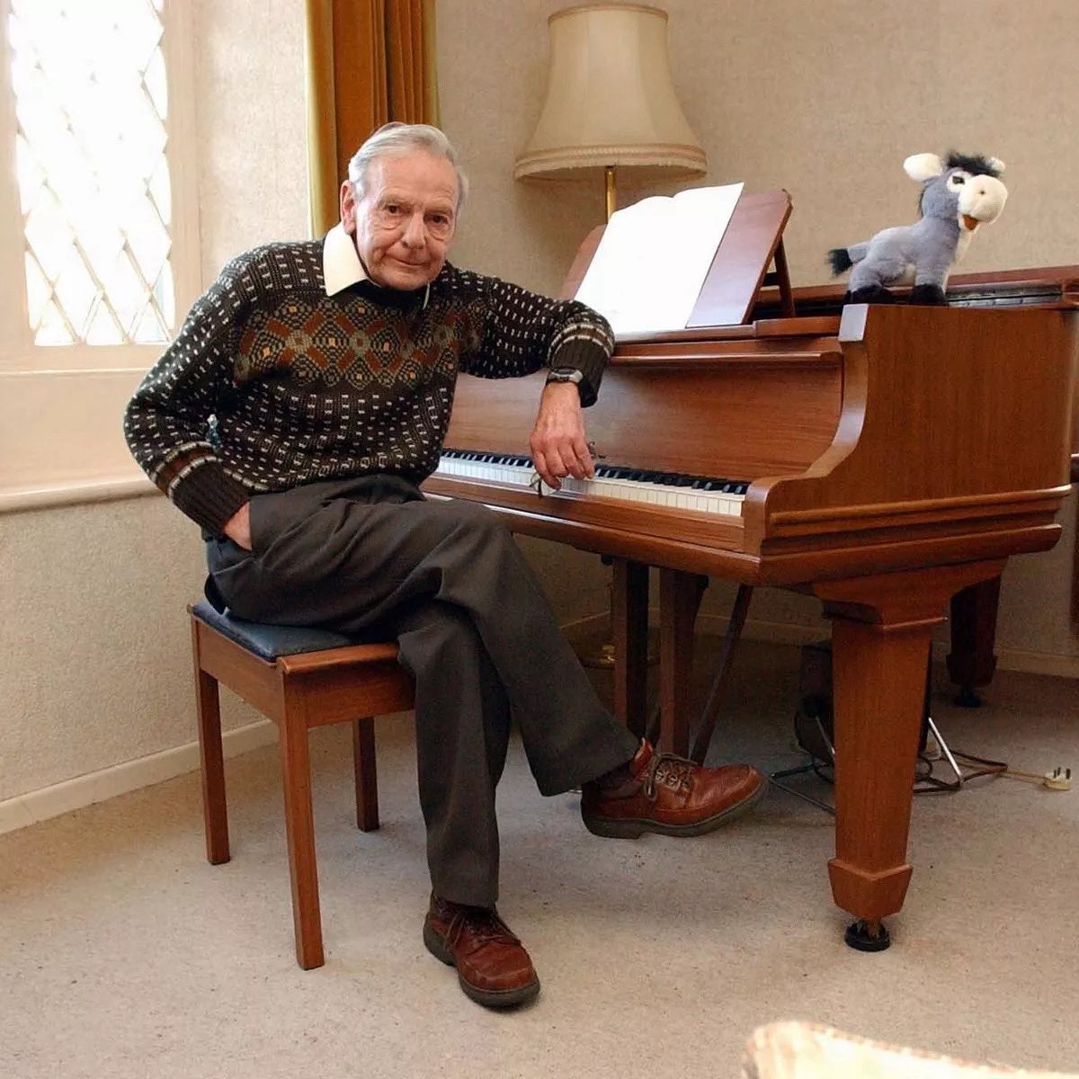 KateGarnerMusic's tweet image. Eric Boswell at the piano. Born in Sunderland, Eric wrote classical, folk and pop songs during the 60s for artistes such as Matt Monro. His big hit you might have sang at school, the clue is in the photo…! Have a good week folks, keep on singing. #EricBoswell