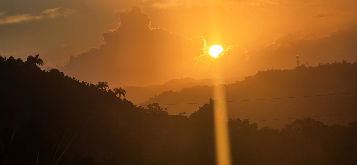 NormaOrtizRodr4's tweet image. Hermoso amanecer en Cidra. Bendecido dia ππ»βοΈπ @adamonzon @DeborahTiempo @SLopezTiempo @EliRobainaTV @Carlostoletv @carlosomartv @rcortestv2 @zamiratv @CycloforumsPR @SusanSoltero @KevinDelbrey @hectorroldantv @TWAPuertoRico @Zona_del_tiempo