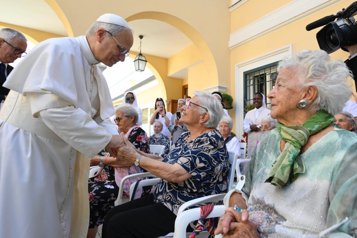 RichRaho's tweet image. Today Pope Leo visited “Santa Marta” nursing home in Castel Gandolfo meeting 20 women in the facility ranging in age from 80 to 101 years old. He told the residents: “You are signs of hope. You have given so much in life.”