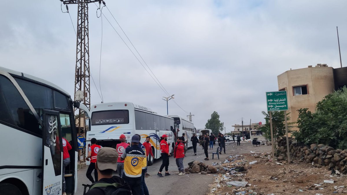 SyriaCivilDefe's tweet image. تقوم فرق الدفاع المدني السوري اليوم الاثنين 21 تموز، بنقل عوائل من السويداء تم احتجازها خلال الأيام الماضية وتعرضت لانتهاكات، حيث يتم نقل العائلات التي كانت محتجزة بعد وصولها إلى قرية ولغا في ريف السويداء الغربي إلى مراكز الإيواء المجهزة في ريف محافظة #درعا، ويقدر عدد الأفراد…