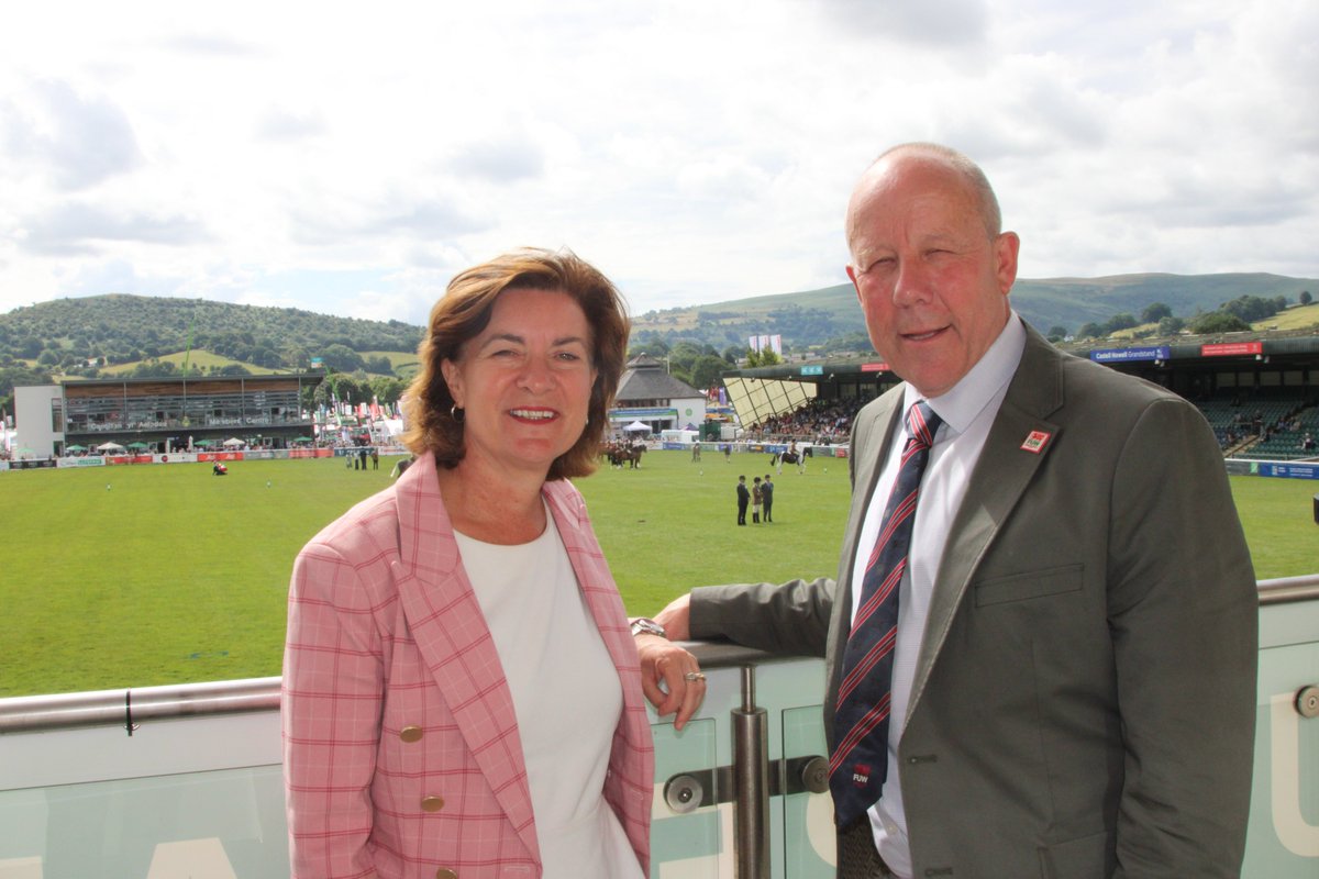 FUW_UAC's tweet image. We had the opportunity to welcome @PrifWeinidog to our pavilion to discuss the challenges facing Welsh farmers, and remind her of farming's key contribution to our rural communities.
We also an presented our new report on support for young farmers.
๐ fuw.org.uk/media/attachmeโฆ
