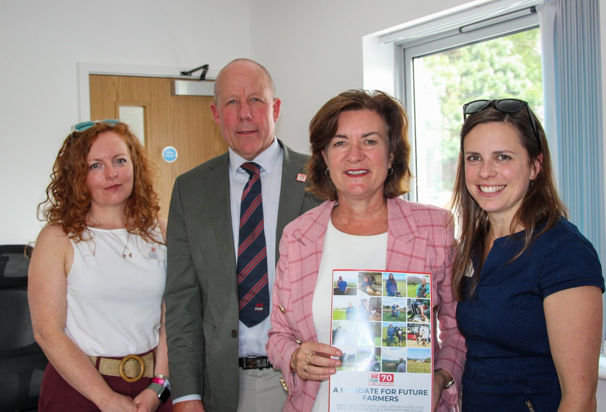 FUW_UAC's tweet image. We had the opportunity to welcome @PrifWeinidog to our pavilion to discuss the challenges facing Welsh farmers, and remind her of farming's key contribution to our rural communities.
We also an presented our new report on support for young farmers.
๐ fuw.org.uk/media/attachmeโฆ