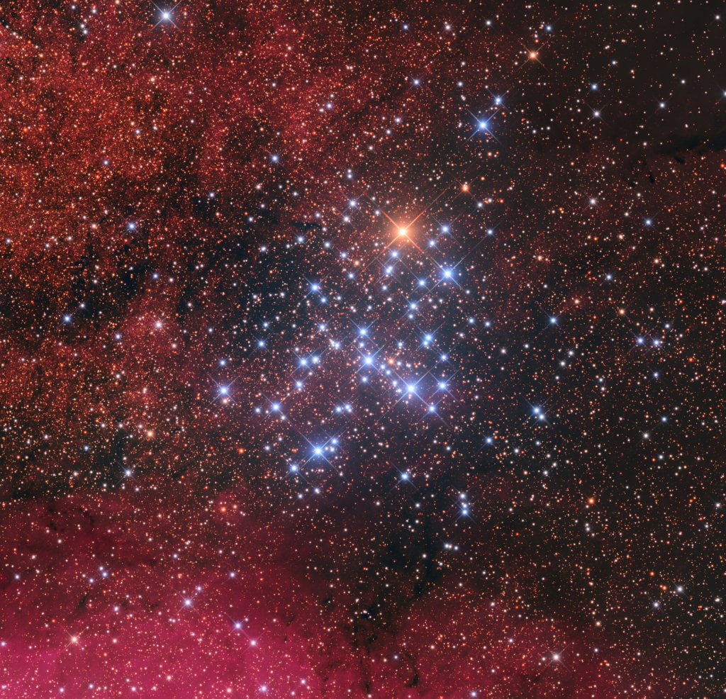 MSTimar's tweet image. خوشه ستاره‌ای ام۶ در فاصله تقریبی ۱۶۰۰ سال نوری از ما که این شب‌ها میشه با یک‌ دوربین دوچشمی کوچک هم رصدش کرد و زیر آسمان نسبتا تاریک هم با چشم غیرمسلح دیده میشه.
این خوشه حدود ۱۰۰ ستاره رو در خودش جا داده و سنش حدود ۱۰۰ میلیون ساله.