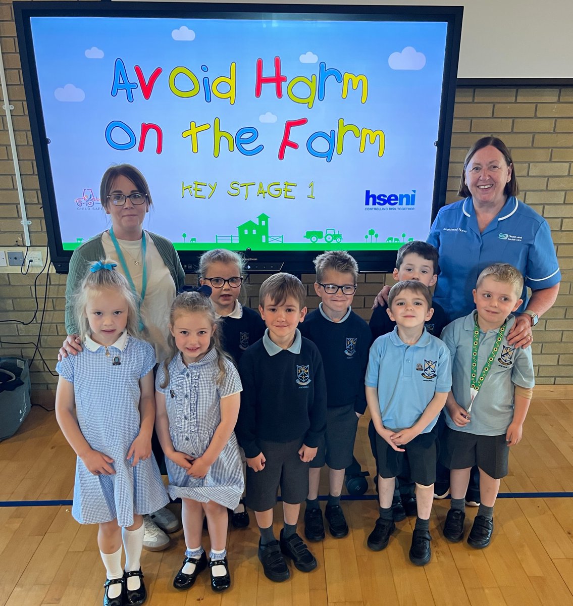 NHSCTrust's tweet image. This #FarmSafetyWeek we’re celebrating the work of #teamNORTH school nurses who deliver important safety lessons in local primary schools with @Hsenigov
During the last school year, over 1000 pupils benefited from their advice🚜
Thanks to all the schools who got involved ❤️