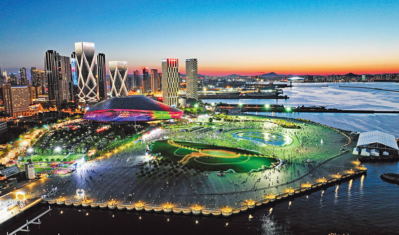 QiushiJournal's tweet image. According to the Central Urban Work Conference, #China&apos;s #urbanization is evolving from rapid growth to steady development, and urban development is transitioning from a stage of large-scale expansion to one focused on improving the quality and efficiency of existing urban areas.