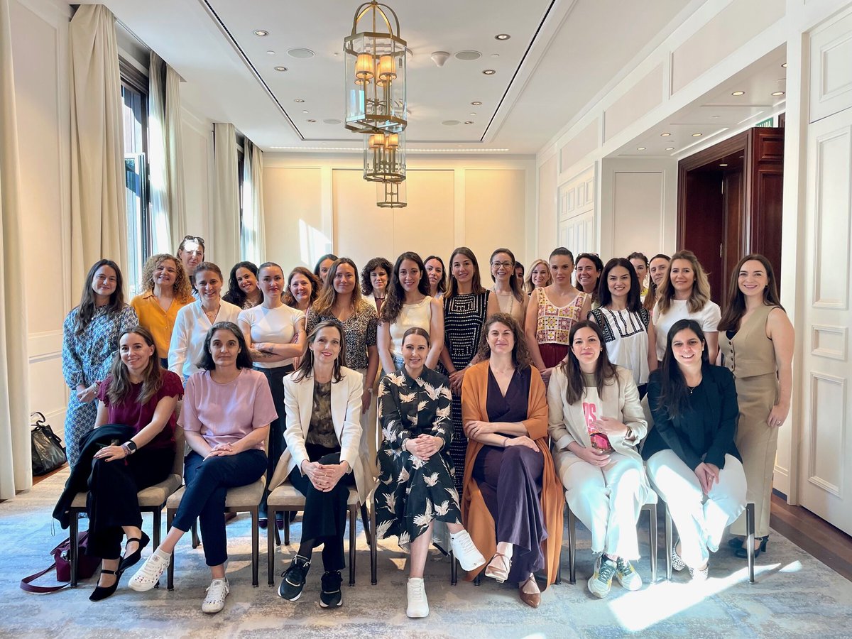 Cecabank (@cecabank_es) on Twitter photo Nuestra compañera Susana Vinuesa, del departamento de Organización, participó recientemente en el workshop sobre marca personal organizado por <a href="/EquiposyTalento/">Equipos&Talento</a>, en el marco del programa #EmpoweringWomensTalent.💼✨
Una jornada enriquecedora donde se abordaron estrategias para Nuestra compañera Susana Vinuesa, del departamento de Organización, participó recientemente en el workshop sobre marca personal organizado por <a href="/EquiposyTalento/">Equipos&Talento</a>, en el marco del programa #EmpoweringWomensTalent.💼✨
Una jornada enriquecedora donde se abordaron estrategias para
