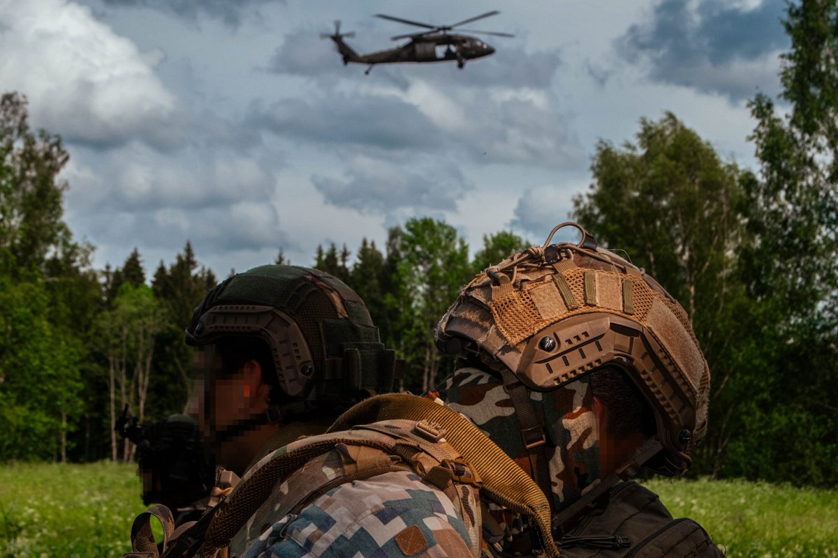 US_SOCEUR's tweet image. U.S. & Latvian Special Forces strengthened interoperability during a recent training
exercise in Daugavpils! Green Berets from 10th SFG (Airborne) & Latvian forces honed
infiltration/exfiltration skills, reinforcing our commitment to regional security.
#SOFinEurope
@USSOCOM