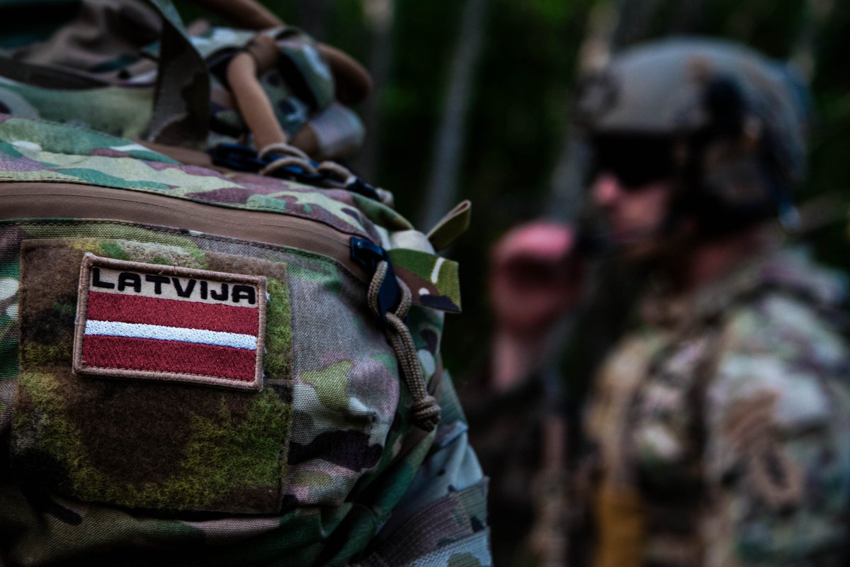 US_SOCEUR's tweet image. U.S. & Latvian Special Forces strengthened interoperability during a recent training
exercise in Daugavpils! Green Berets from 10th SFG (Airborne) & Latvian forces honed
infiltration/exfiltration skills, reinforcing our commitment to regional security.
#SOFinEurope
@USSOCOM