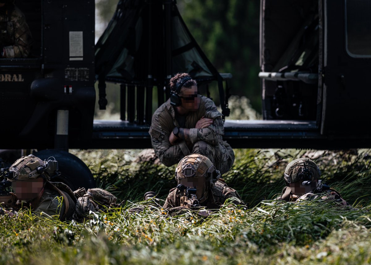 US_SOCEUR's tweet image. U.S. & Latvian Special Forces strengthened interoperability during a recent training
exercise in Daugavpils! Green Berets from 10th SFG (Airborne) & Latvian forces honed
infiltration/exfiltration skills, reinforcing our commitment to regional security.
#SOFinEurope
@USSOCOM