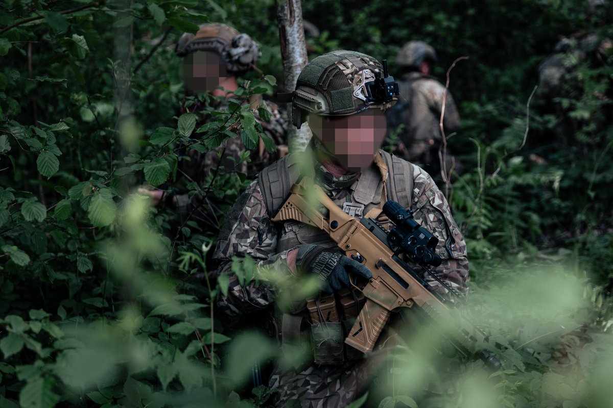 US_SOCEUR's tweet image. U.S. & Latvian Special Forces strengthened interoperability during a recent training
exercise in Daugavpils! Green Berets from 10th SFG (Airborne) & Latvian forces honed
infiltration/exfiltration skills, reinforcing our commitment to regional security.
#SOFinEurope
@USSOCOM