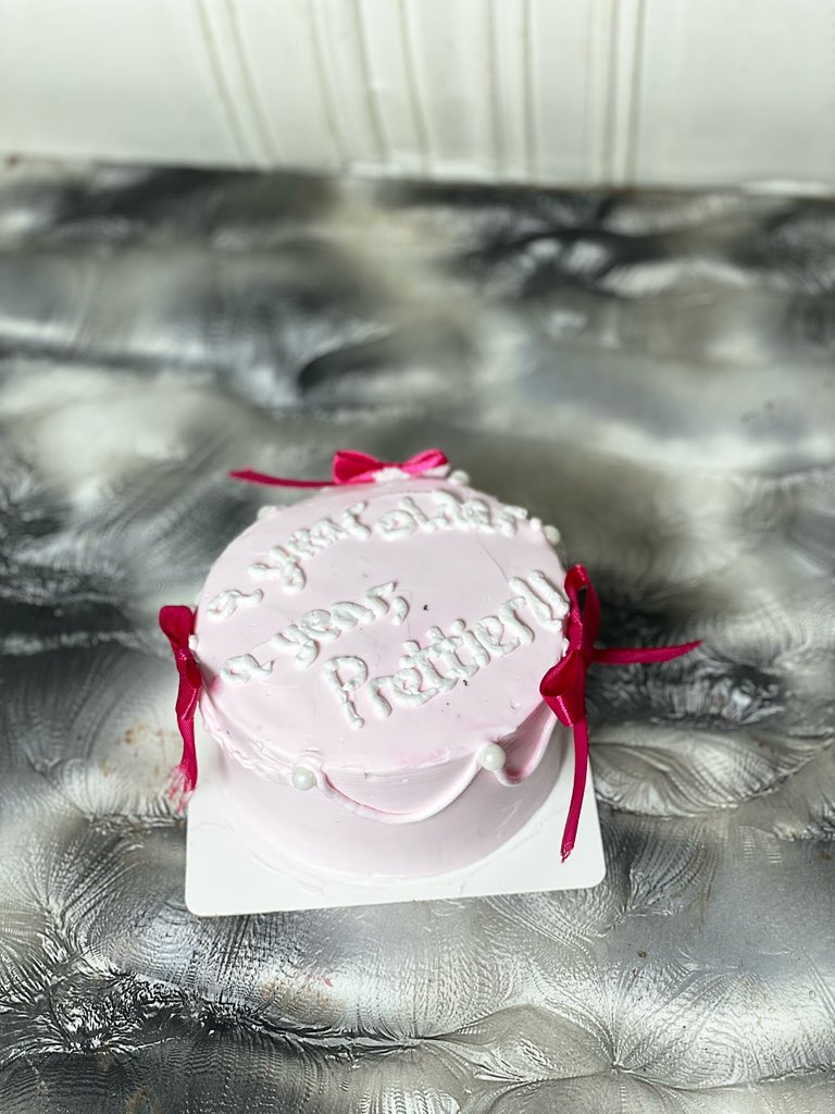 omo_onicake's tweet image. “A year older, a year PRETTIER!!”
Our bento cakes are always a good idea, especially when you’re on a budget🤭
Price:12,000
📍ABUJA
Need cakes, pastries, small chops and other treats in Abuja?
We’re just best plug🤭
Please send a DM to order
#AbujaTwitterCommunity
Pls Rt🤲🏾🧎🏻♀️