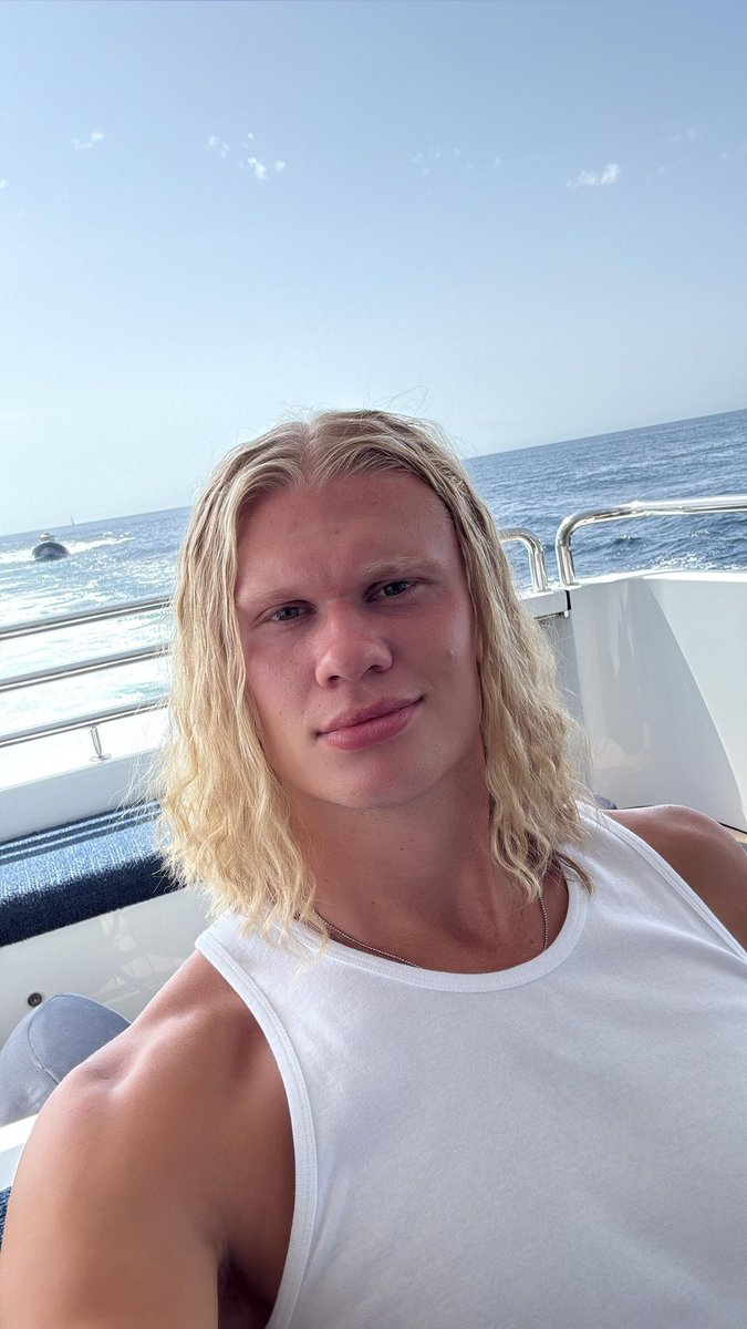 ErlingHaaland's tweet image. Half way to 50! ๐
Thanks everyone for all the birthday wishes.
Before you come for my hair, take a moment in front of the mirror and ask yourselfโam I truly qualified to judge hair that looks better than mine?