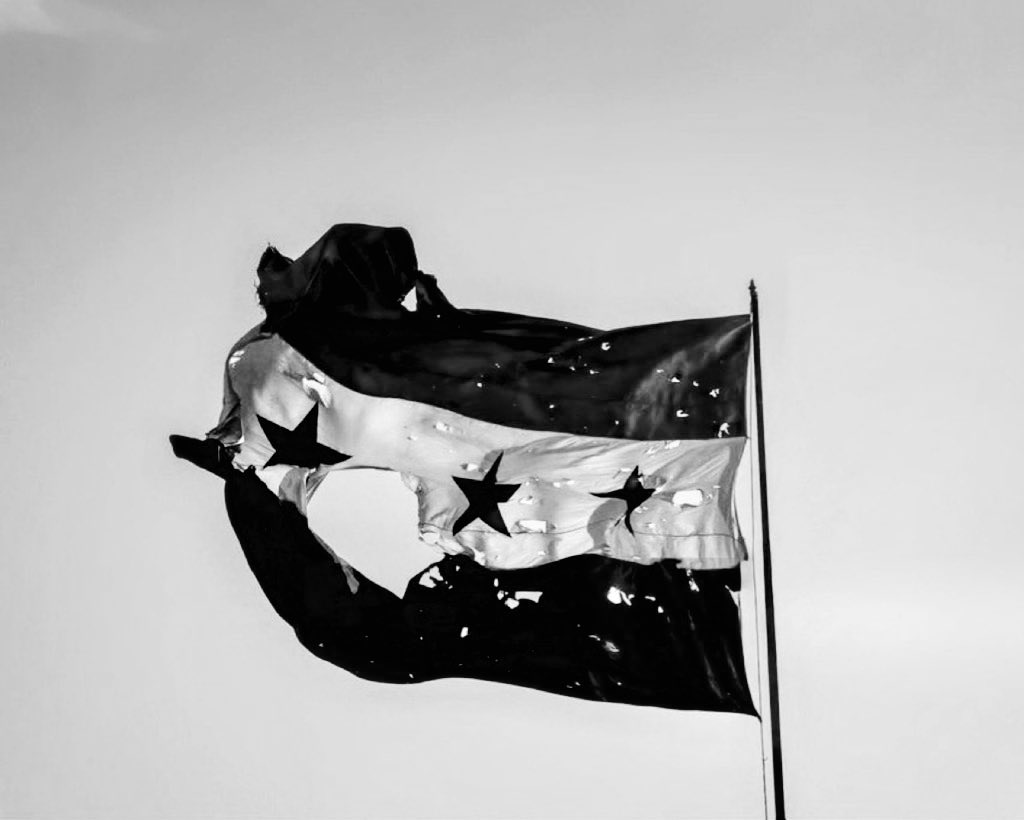 TAR_IDLIB's tweet image. أيها العلم الجميل 🇸🇾
إن قلوبنا ممزقةٌ تكاد تنفطر من الألم و أرواحنا متعبةٌ لم يعد يحملها سوى جسدٍ هزيلٍ كتلك السارية التي تقبع عليها …
لقد تمنينا و حلمنا و أردنا بلداً حراً قوياً عزيزاً شامخاً
و لكن مؤمرات الداخل و الخارج تعصف فيه و تمزقه يميناً و شمالاً فإلى متى …!؟
إلى متى…