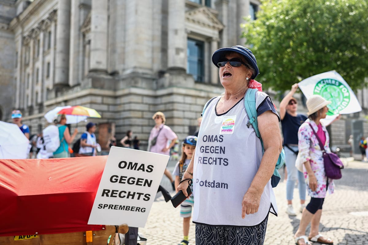 Max G. Ostermeier (@implandata) on Twitter photo Danke an die #ARD, dem <a href="/politicalbeauty/">Zentrum für Politische Schönheit</a> und den <a href="/OMASGEGENRECHTS/">OMAS GEGEN RECHTS</a> für die tolle Unterstützung. Wir hätten es nicht besser gekonnt. Und an alle übrigen: Nein, wir stecken nicht mit den "Omis" und dem Zentrum für politische Schönheit unter einer Decke, auch wenn es so aussieht. Danke an die #ARD, dem <a href="/politicalbeauty/">Zentrum für Politische Schönheit</a> und den <a href="/OMASGEGENRECHTS/">OMAS GEGEN RECHTS</a> für die tolle Unterstützung. Wir hätten es nicht besser gekonnt. Und an alle übrigen: Nein, wir stecken nicht mit den "Omis" und dem Zentrum für politische Schönheit unter einer Decke, auch wenn es so aussieht.