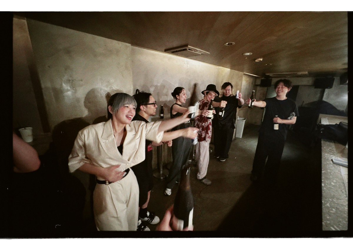 先日の生誕祭の打ち上げ写真🚀
誕生日が終わった後ってお祭りの後の静けさみたいな寂しい気持ちがやってくるけど…
さっき窓から打ち上げ花火から見えた🎇
この気持ち含め、夏来たなぁって感じ