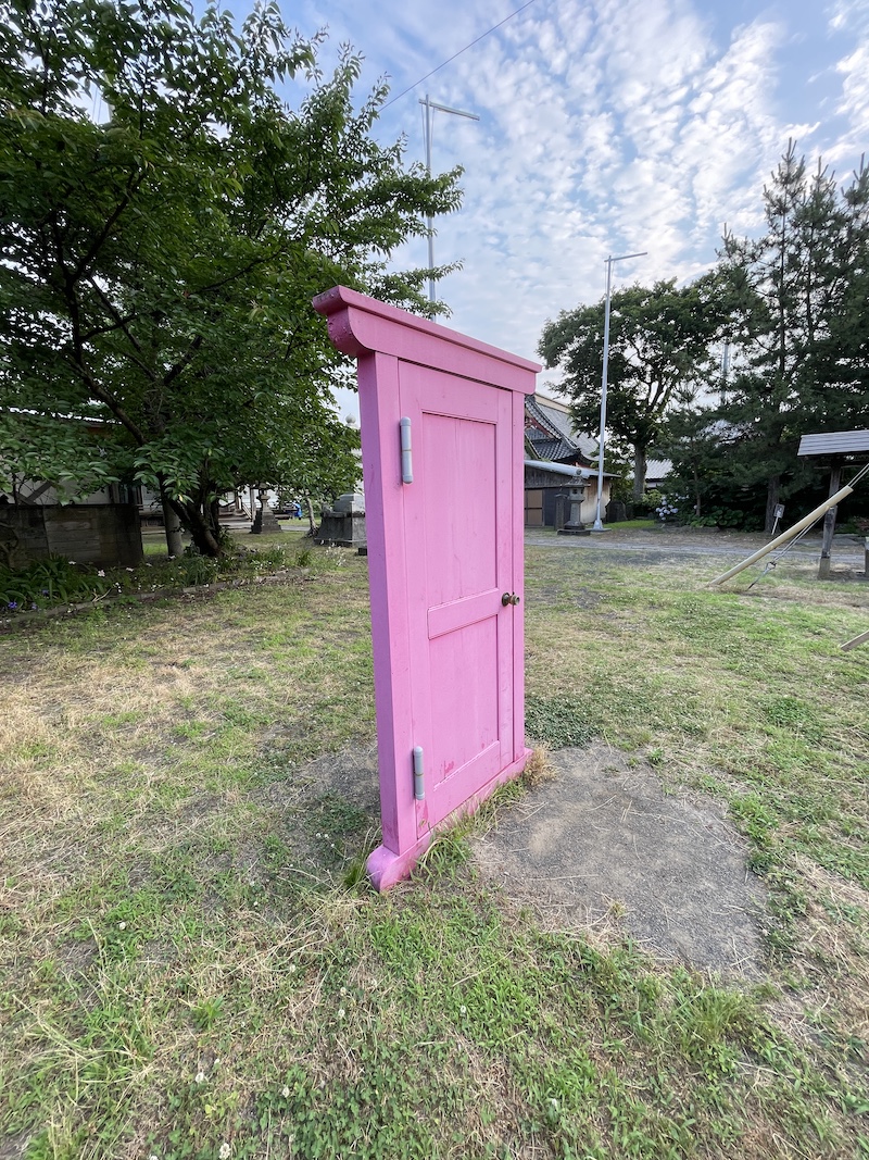 AokiOrca's tweet photo. 絶賛、夏バテ中ですが
旅行中にみかけたドアが気になってます
どこでもドアかすずめの戸締りかはわかんないけど、いいドア https://t.co/llqqpesJAc