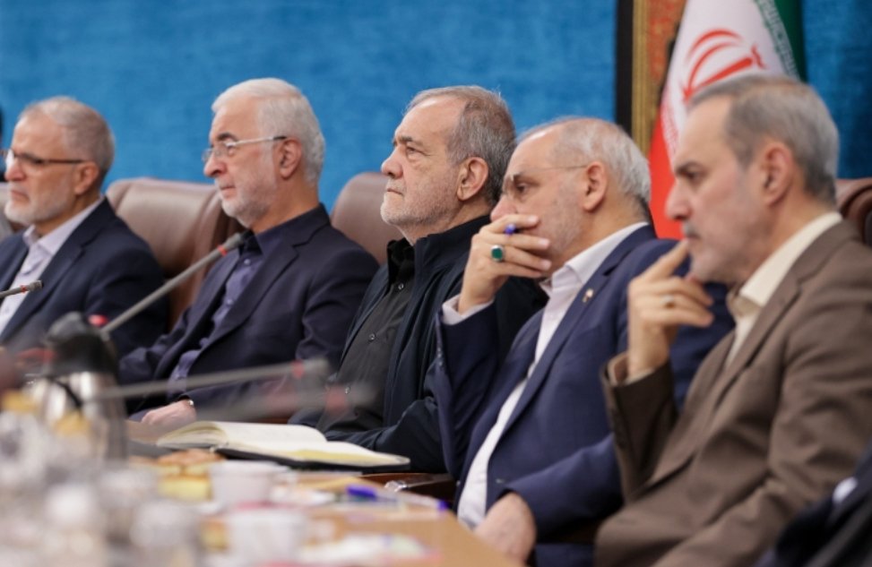 drpezeshkian2's tweet image. رئیس جمهور در نشست سراسری استانداران تاکید کرد
ضرورت هماهنگی با قوای مقننه و قضائیه برای وحدت رویه در موضوع تفویض اختیار به استانداریها
هر استاندار به عنوان رئیس جمهور استان خود، باید با آگاهی،تسلط و سرعت،امور را تحلیل و هدایت کند. #اصلاح_ساختاری
president.ir/fa/160469