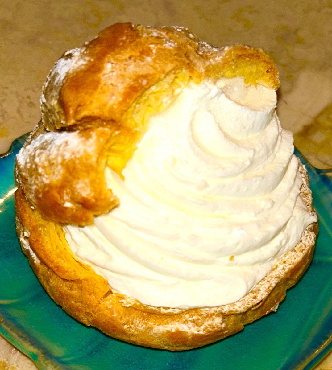 SHINGO3939's tweet image. 今日も暑かったですね〜💦
そんな中、生クリームを直に楽しめる
シュークリームは ええね〜🚩🚩
シュウクリームのシュウはフランス語の
キャベツで そっから語源きてるみたい
だけど キャベツとシュウクリーム、
別物のような感じが••••••••••••••
そんなで今日も お疲れ様です〜🥸🥸