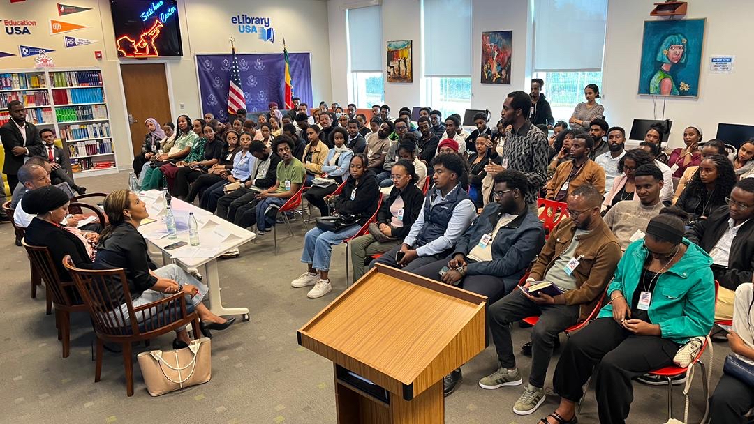 USEmbassyAddis's tweet image. The Satchmo American Center, with, Value event and initiatives, hosted an interactive session on building innovation ecosystems for the next generation of business leaders and scaling enterprises in #Ethiopia.
Over 130 young entrepreneurs joined us for an inspiring keynote by…