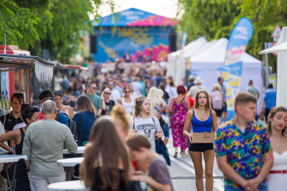 BalazsOrban_HU's tweet image. 🎊 MCC Feszt is back in Esztergom—🇭🇺#Hungary’s historic Catholic capital—for the 5th time. Where global minds, scientific debate, & cultural conversations meet festival atmosphere.
Young people crave more than music—they track global debates, want answers, & request speakers…
