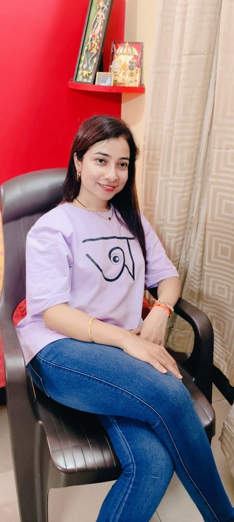 SonaliDutta11's tweet image. Happy like a kid to share this. 😄
My Durga Puja Special ~
I designed and coded this myself!
The front shows a quirky Bangla letter “অ” with an eye.
The back? That's actual p5.js code that drew it.
It’s more than a T-shirt. It’s a story in my language, in code, telling that…