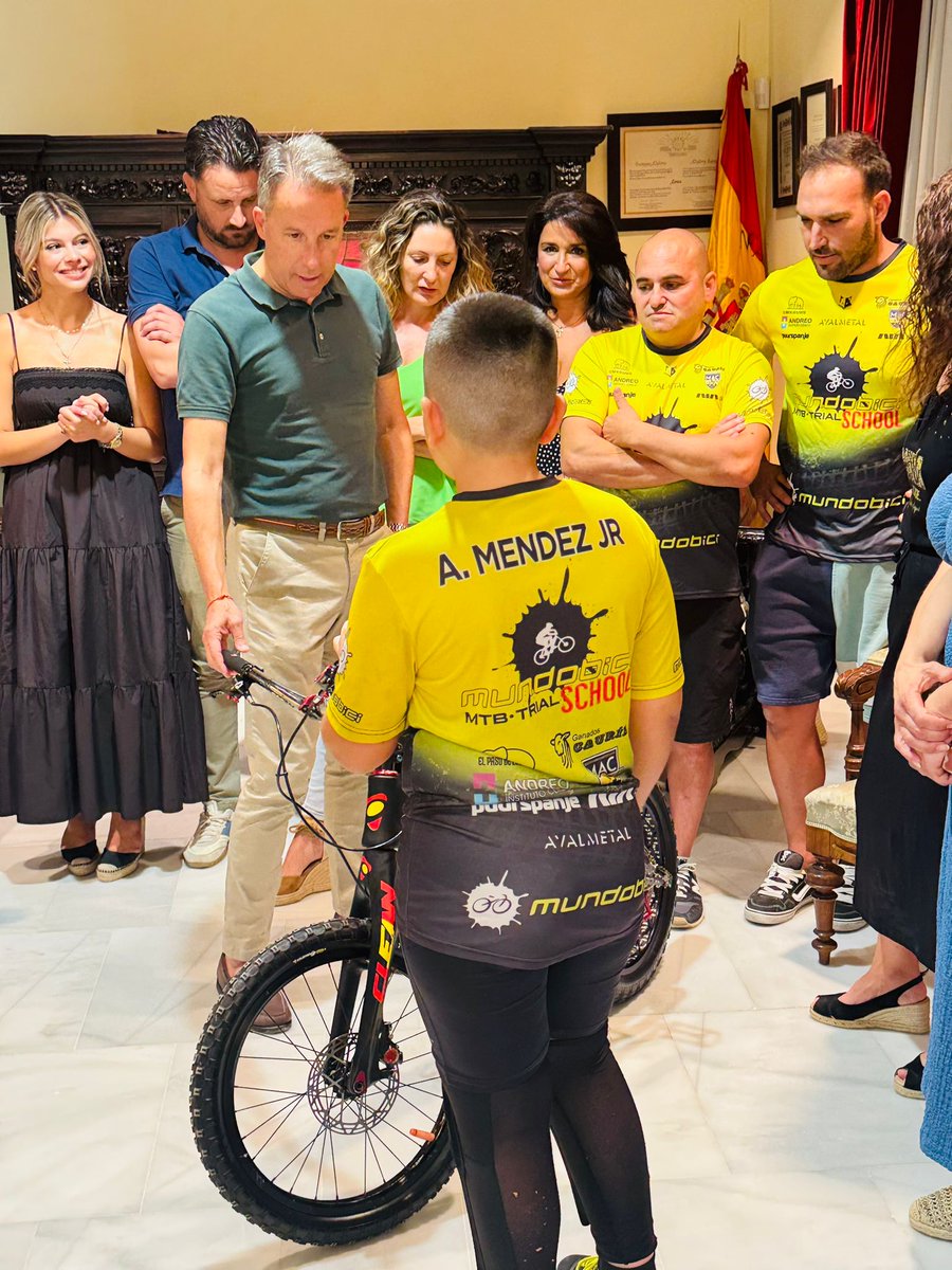 💪 El alcalde de #Lorca desea suerte al joven piloto lorquino Alfonso Méndez para el Mundial de trialbici del próximo fin de semana.

🚴‍♂️ El campeón provincial, que dio una pequeña exhibición en la Plaza de España, será el único representante murciano en esta importante cita.

🏆