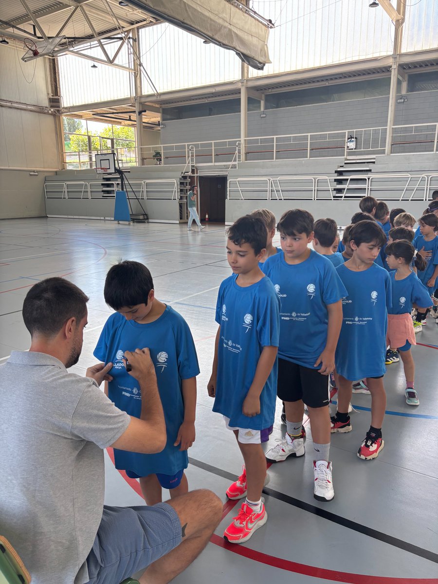 🏀🏀En la mañana de hoy , hemos recibido la visita de David Barrio <a href="/barrio1985/">David Barrio</a>,  entrenador del equipo de Segunda FEB del <a href="/CBCValladolid/">CBCValladolid</a>, en el turno 4º del campus <a href="/FBCyLValladolid/">FBCyL Valladolid</a> que realizamos  junto a
<a href="/DeportesVLL/">DeportesVLL</a> en el Pol. Parquesol 📸📸