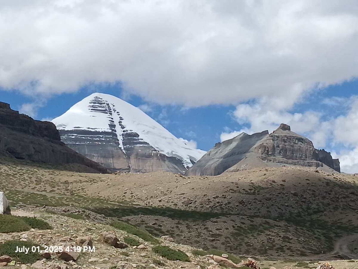 ೨೦೧೫ರಲ್ಲಿ ಕೈಲಾಸ-ಮಾನಸಸರೋವರಕ್ಕೆ ಹೊರಟಿದ್ದೆ. ನೇಪಾಳದಲ್ಲಿ ಭೂಕಂಪ ಸಂಭವಿಸಿ ಯಾತ್ರೆ ರದ್ದಾಗಿತ್ತು. ಈ ವರ್ಷ ಆಸೆ ಫಲಿಸಿತು. ಹಿಂತಿರುಗಿ ಹದಿನೈದು ದಿನಗಳಾಗಿದ್ದರೂ ಕಾಲ್ನಡಿಗೆಯ ಪರಿಕ್ರಮದ ಅವಿಸ್ಮರಣೀಯ ಅನುಭವದ ಗುಂಗಿನಿಂದ ಇನ್ನೂ ಸಂಪೂರ್ಣ ಹೊರಬರಲಾಗಿಲ್ಲ. ಈಗಾಗಲೇ ಹೋಗಿ ಬಂದವರಿಗೆ ಅದರ ಅರಿವಿರುತ್ತದೆ. ಹೋಗಿಲ್ಲದವರಿಗಾಗಿ ಕೆಲವು ಪಟಗಳು