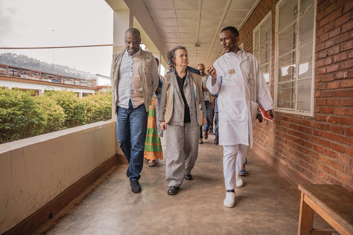 UNICEFDRC's tweet image. À Bukavu, @LelmiU a rencontré les communautés et les soignants mobilisés contre le choléra, la mpox et les violences sexuelles. Grâce aux efforts conjoints des acteurs locaux et de l'@UNICEFDRC, des réponses intégrées se mettent en place pour soigner, protéger et redonner espoir