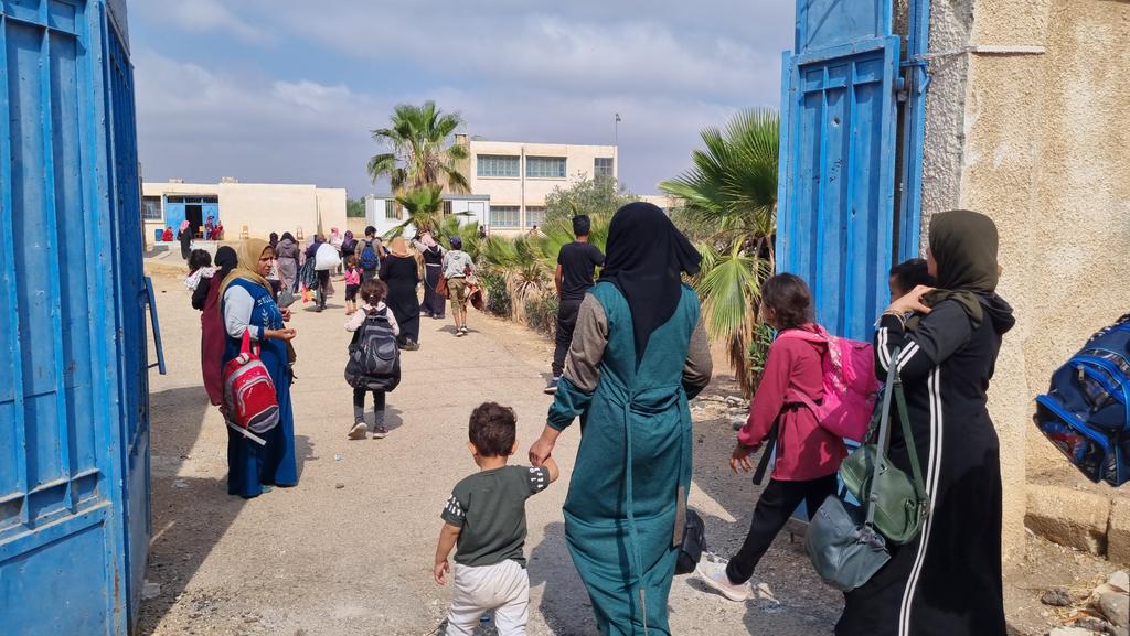 SyriaCivilDefe's tweet image. تقوم فرق الدفاع المدني السوري اليوم الاثنين 21 تموز، بنقل عوائل من السويداء تم احتجازها خلال الأيام الماضية وتعرضت لانتهاكات، حيث يتم نقل العائلات التي كانت محتجزة بعد وصولها إلى قرية ولغا في ريف السويداء الغربي إلى مراكز الإيواء المجهزة في ريف محافظة #درعا، ويقدر عدد الأفراد…