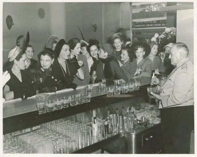 HistoricHub's tweet image. The Sazerac Bar in New Orleans, Louisiana, welcomes women for the first time on September 26, 1949.