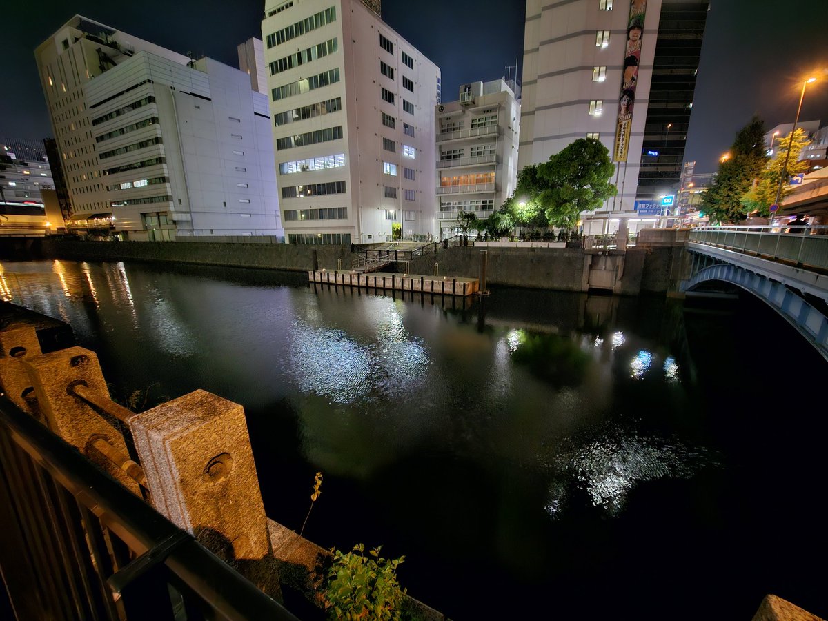 あの頃とかわらぬドブ川 
異臭をはなっている