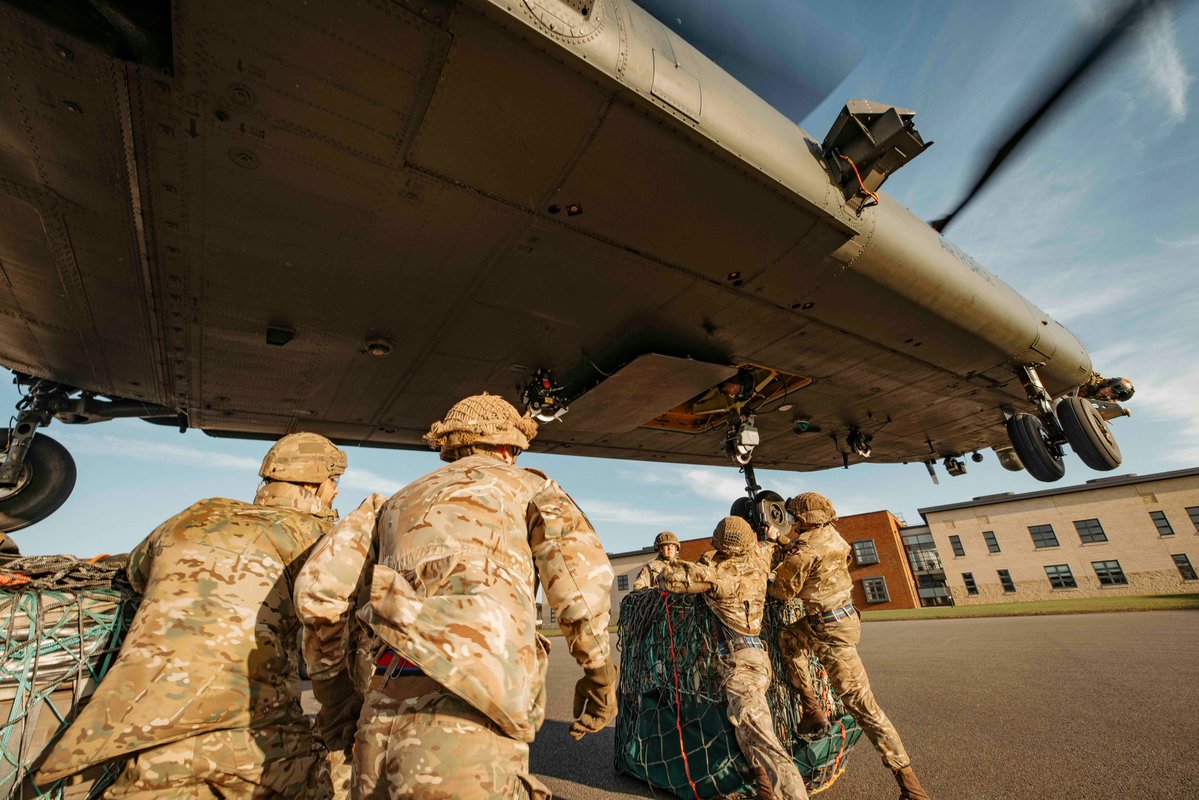 16AirAssltBCT's tweet image. Have guns, will travel!
7th Parachute Regiment Royal Horse Artillery train how to move their guns, vehicles and ammunition as underslung loads, using the speed and reach of helicopters🚁 to outmanoeuvre the enemy.
Read more: army.mod.uk/news/airborne-…