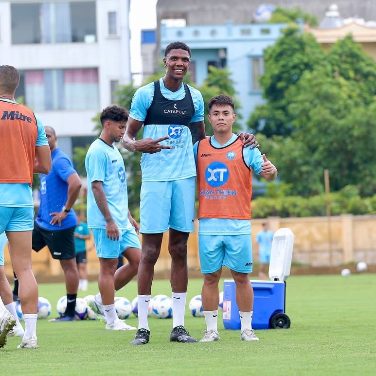 EnglishAbroad1's tweet image. 馃嚮馃嚦 All smiles from former Huddersfield Town man Kyle Hudlin as he takes part in his first training session in Vietnam.
The 6ft 9in striker recently completed a move to champions Thep Xanh Nam Dinh.
#VLeague1