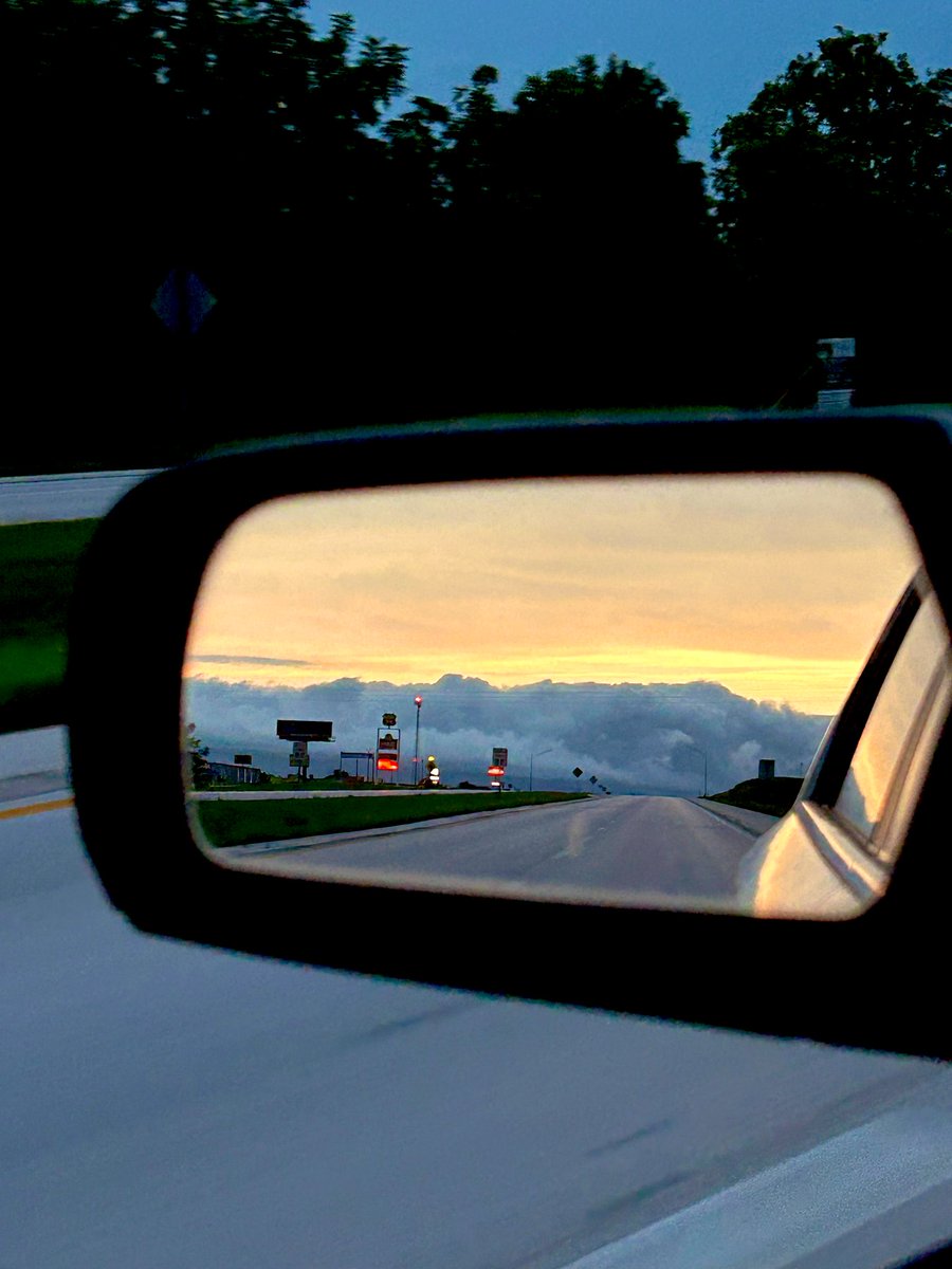 tonywill99's tweet image. Looks like I’m leaving the Rockies. It’s actually the Midwest weather where you shake the magic 🎱 ball and that’s what it’s gonna be for the day 🤪