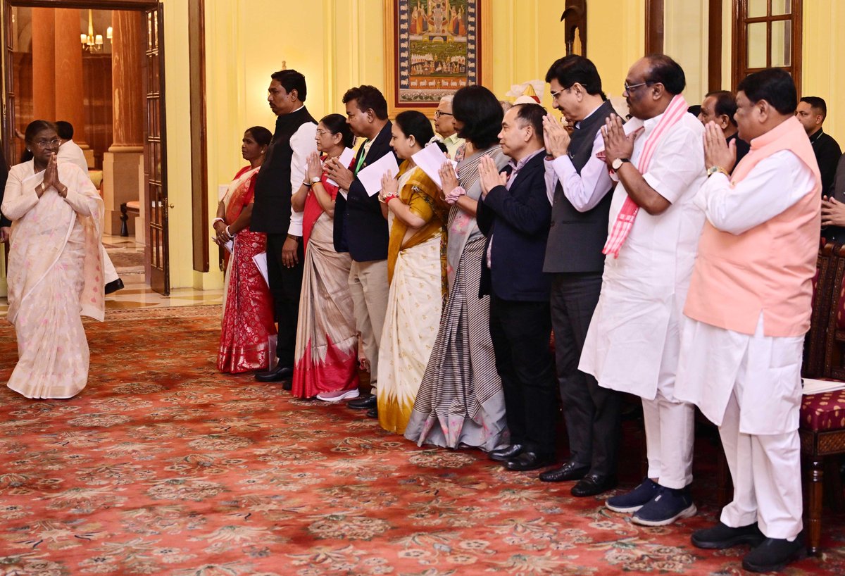 rashtrapatibhvn's tweet image. Under the ‘Adi Karmayogi Abhiyan’ of Ministry of Tribal Affairs, a group of eminent tribal people representing diverse regions and sectors called on President Droupadi Murmu at Rashtrapati Bhavan.
The President told the group members that their experiences in different fields,…