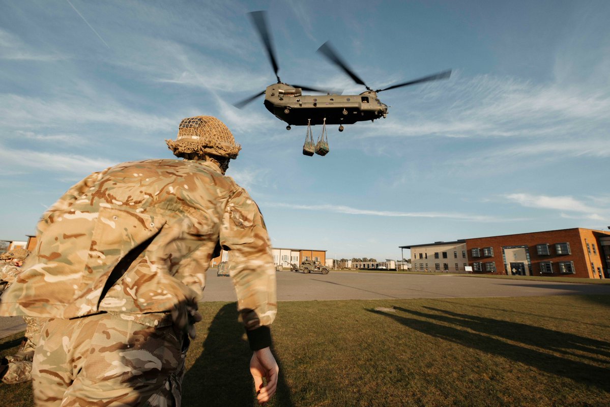 16AirAssltBCT's tweet image. Have guns, will travel!
7th Parachute Regiment Royal Horse Artillery train how to move their guns, vehicles and ammunition as underslung loads, using the speed and reach of helicopters🚁 to outmanoeuvre the enemy.
Read more: army.mod.uk/news/airborne-…