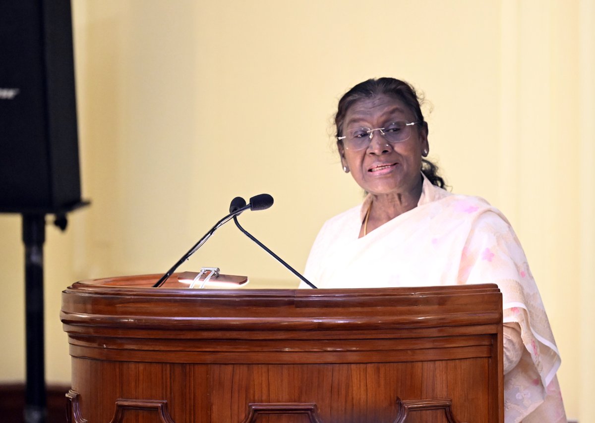 rashtrapatibhvn's tweet image. Under the ‘Adi Karmayogi Abhiyan’ of Ministry of Tribal Affairs, a group of eminent tribal people representing diverse regions and sectors called on President Droupadi Murmu at Rashtrapati Bhavan.
The President told the group members that their experiences in different fields,…